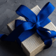 Ein Geschenkbox mit blauem Band